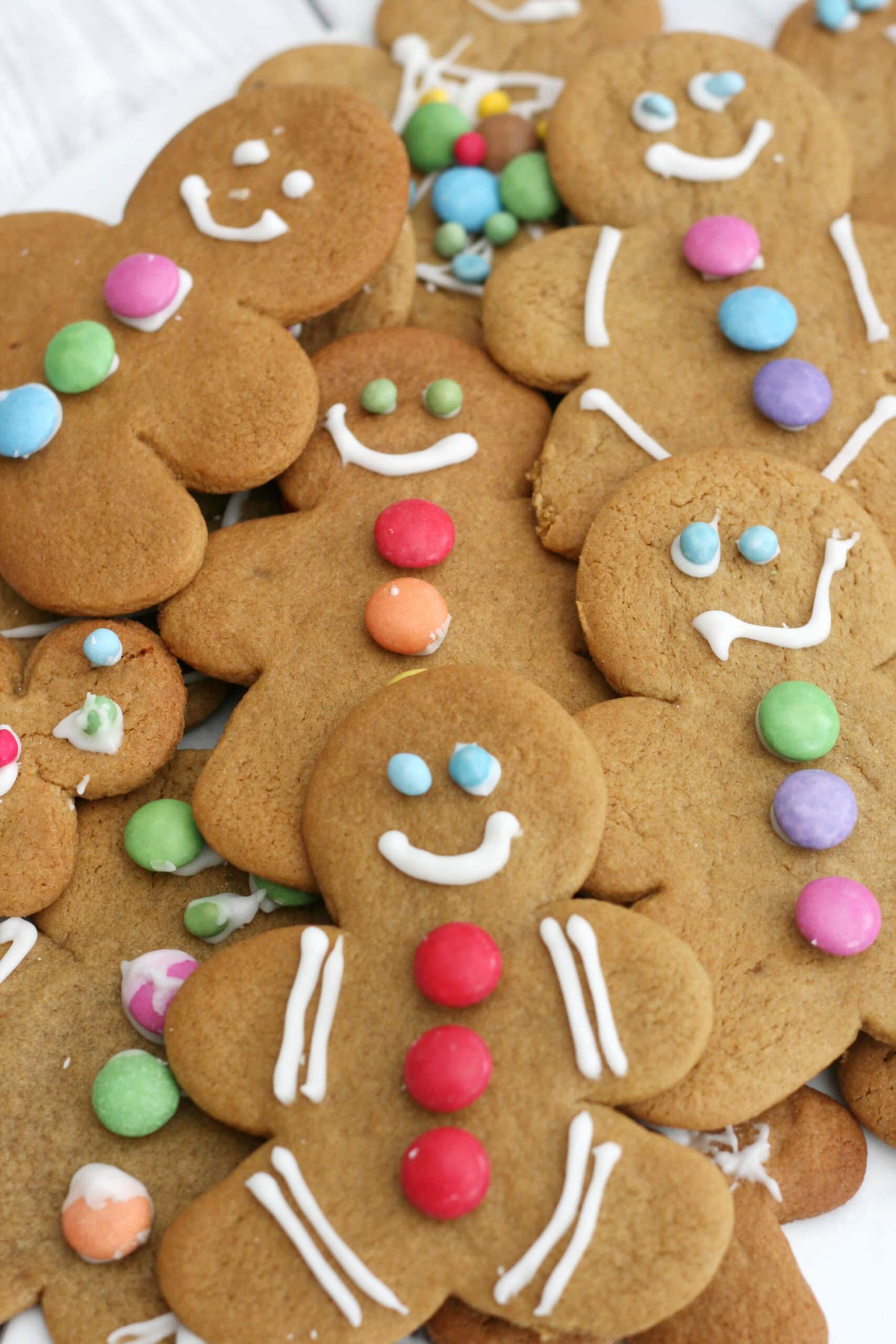 Decorating the gingerbread men