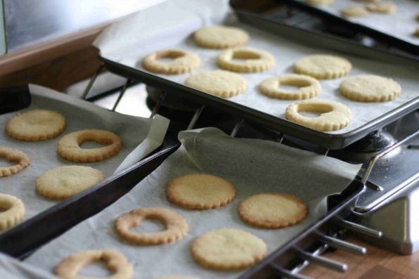biscuits cooling for jammie dodgers