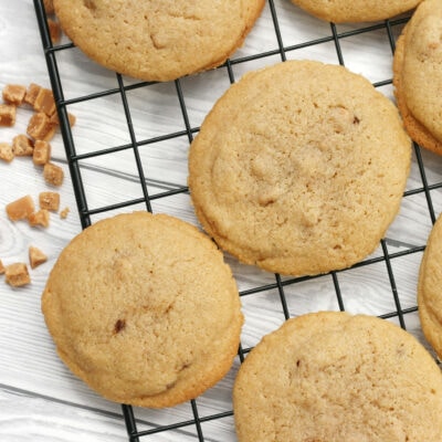 Fudge cookies on a wire rack