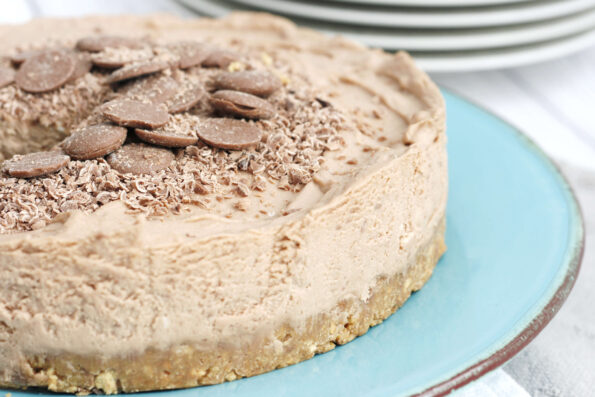 a no bake chocolate cheesecake on a blue plate.