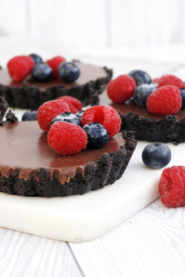 no bake chocolate tarts with fruit on top