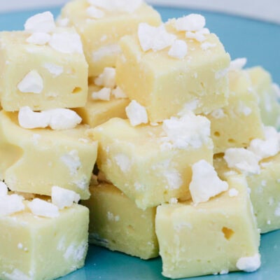lemon meringue fudge on a blue plate.
