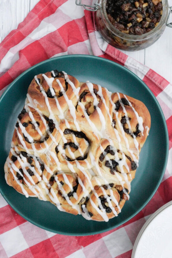 mincemeat cinnamon rolls on a green plate.